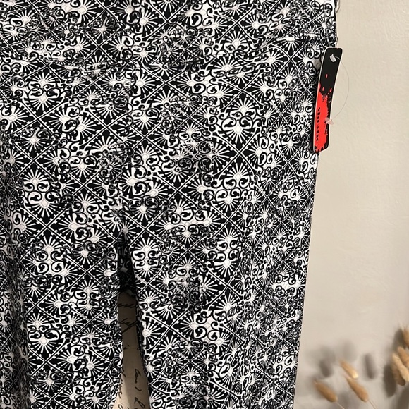 Beautiful black and white print yoga leggings SZ L  NWT - Picture 4 of 4